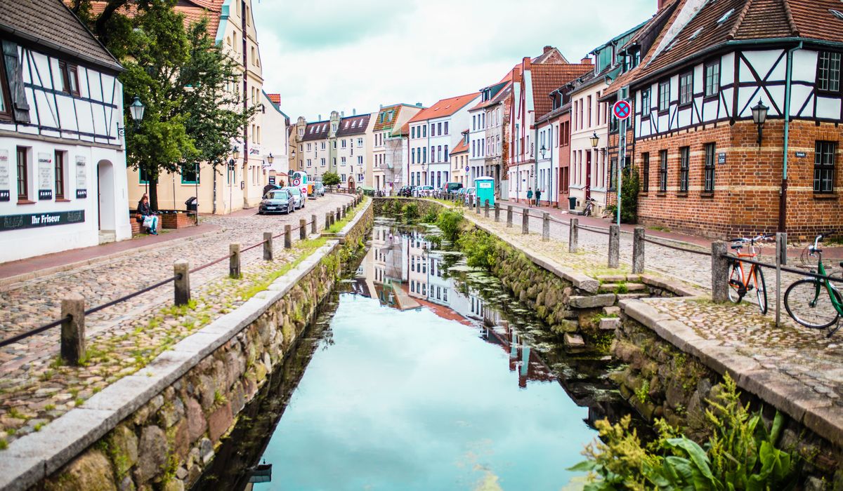 Ein Kanal fließt durch eine Stadt