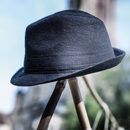 Ein Hut auf einem Holzgestell